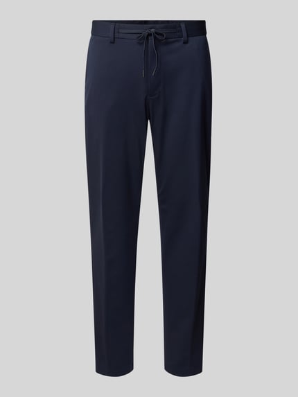 Produktfoto, Slim Fit Jogpants aus Stretch-Jersey Modell 's.O JOGG' von s.Oliver BLACK LABEL, granatowe, gładkie, krój slim fit, gładka faktura, szlufki, zaszewki, tunel ze sznurkiem, zapięcie na guzik i ukryty zamek, średni stan, zwężane nogawki, kieszenie boczne i tylne, jersey poliesterowy, szerokość w rozmiarze 48: 44 cm, długość wewnętrzna nogawki: 75 cm