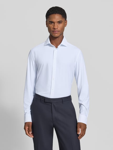Męski model nosi Slim Fit Businesshemd mit Cutaway-Kragen von Seidensticker, jasne odcienie, gładka tekstura, koszule biznesowe, Ganzkörperansicht von vorne