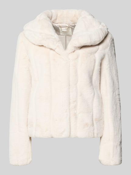 Produktfoto, cremeweiße Jacke aus Kunstfell Modell 'NEW SOPHY' von GUESS mit Umlegekragen, weicher Oberfläche, Regular Fit, Damen Jacke