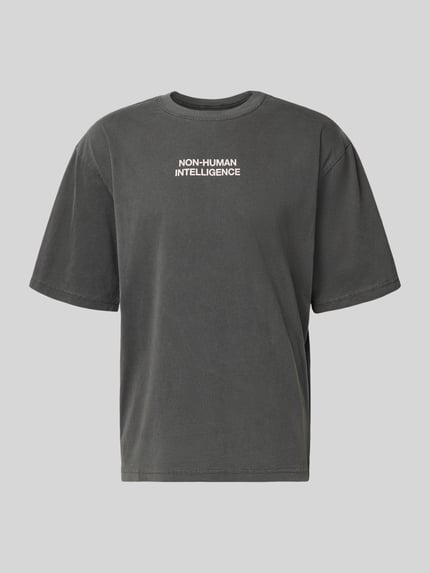 Produktfoto, dunkelgraues T-Shirt mit Rundhalsausschnitt Modell 'Gary' von Wood Wood aus reiner Baumwolle, Relaxed Fit, schlichte Textur