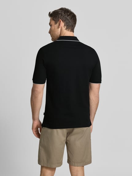 Männermodel trägt Slim Fit Poloshirt mit Stitching von Jack & Jones Premium aus bawełna, krój slim fit, listwa guzikowa, długość tyłu w rozmiarze M: 70 cm, widok całej sylwetki z tyłu.