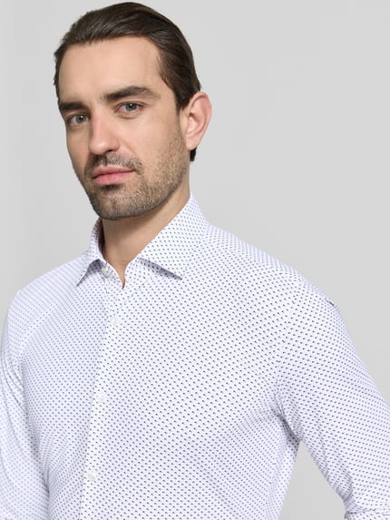 Männermodel trägt Slim Fit Businesshemd mit Kentkragen Modell 'KENNO' von HUGO in Weiß mit Allover-Muster, Nahaufnahme Oberkörper.