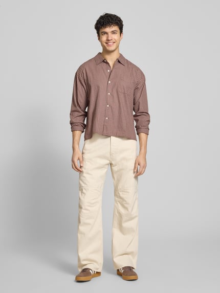 Männermodel trägt Wide Fit Jeans mit achterzakken van G-Star Raw in crème, puur katoen, steekzakken, knoop- en ritssluiting, wide fit, ganzkörperansicht von vorne. Bandwijdte maat 32/32: 45 cm, binnenbeenlengte: 81 cm.