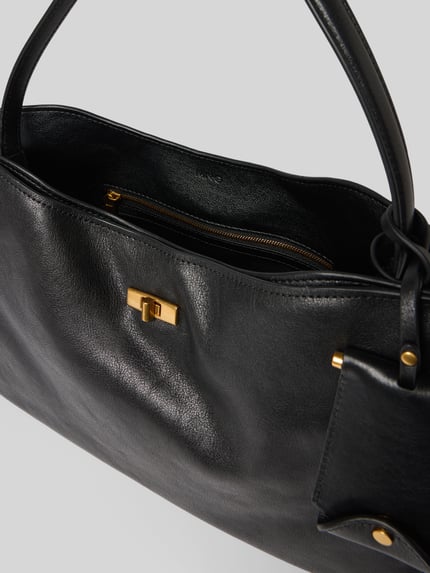 Produktfoto, schwarze Handtasche aus Leder-Mix Modell 'Valentin' von MANGO mit goldfarbenem Klickverschluss, Innenfach mit Reißverschluss, strukturierte glatte Oberfläche, Detailaufnahme, Damen Tasche, kurzer Schulterriemen, Maße: 31x26x12 cm, Riemenlänge 52 cm