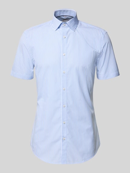 Produktfoto, Slim Fit Business-Hemd aus Baumwolle mit Kentkragen von Jake*s, hellblau mit weißen Streifen, kurze Ärmel, glatte Textur, Knopfleiste, reine Baumwolle, moderner Schnitt, 1/2-Arm, Größe 39/40: Rückenlänge 79 cm, Schulterbreite 47 cm, Ärmellänge 24 cm.