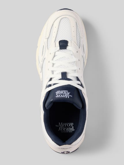 Produktfoto, Sneaker aus Leder-Mix Modell 'Re-Run Classics' von The Mercer, weiß mit dunkelblauen Details, strukturierte Sohle, abgerundete Passform, Schnürverschluss, Label-Detail auf der Zunge, Herren Sneaker, Absatzhöhe 4 cm, Schafthöhe 8 cm, Szerokość w rozmiarze 44: 9 cm