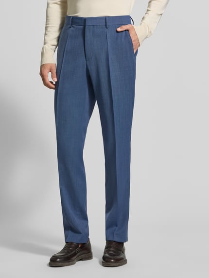 Männermodel trägt Regular Fit pantalon met scheerwol model 'LEON' van BOSS, all-over structuurpatroon look, steekzakken, riemlussen, schiehaak en verdekte ritssluiting, labelapplicatie, achterzak; voorkant, ganzebekijk.
