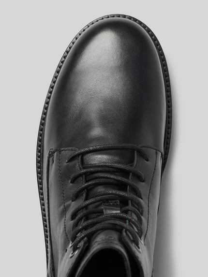 Produktfoto, schwarze glatte Oberfläche mit feiner Lederstruktur, runde Form, feine Nahtdetails, Boots aus echtem Leder Modell 'RONY 3A' von Marc O'Polo, Herren Stiefel / Boots