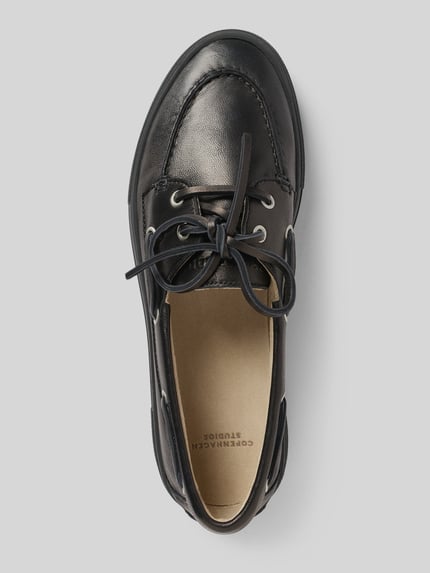 Produktfoto, czarny Loafers mit Gummisohle Modell 'CPH177' od Copenhagen, zaokrąglony nosek, sznurowanie, 4 cm obcas, tekstura skóry