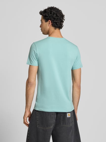 Männermodel trägt Slim Fit T-Shirt aus Baumwoll-Mix Modell 'ORIGINAL BASIC 3N' von Pepe Jeans in Optik: Unifarben, Ganzkörperansicht Rückansicht.