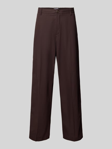 Produktfoto, Wide Fit Hose aus reiner Baumwolle von Filippa K w kolorze ciemnobrązowym, krój wide fit, Kanty, Kieszenie z tyłu, zapięcie na guzik i zamek błyskawiczny, Długość wewnętrzna nogawki 76 cm, Szerokość w rozmiarze 50: 45 cm