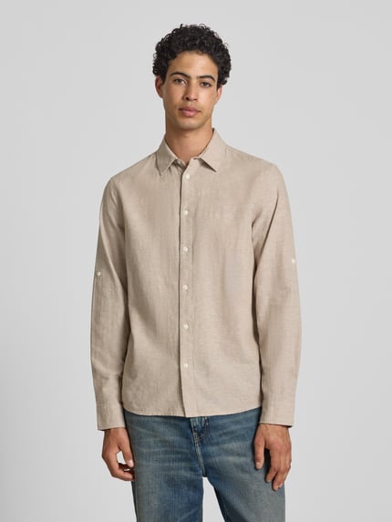 Männermodel trägt Regular Fit Freizeithemd mit Kentkragen Modell 'ABAN' von Blend in Beige mit Knopfleiste, Vorderansicht, Nahaufnahme Oberkörper. Rückenlänge bei Größe M: 80 cm, Schulterbreite: 42 cm, Ärmellänge: 67 cm.