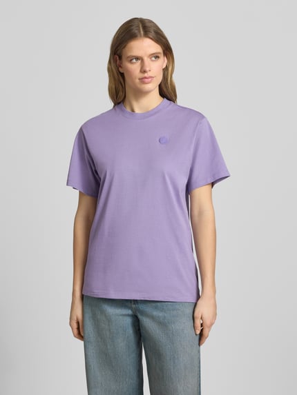 Frauenmodel trägt Relaxed Fit T-Shirt aus reiner Baumwolle Modell 'VINTAGE TEE_B_1' von Hugo Blue in Optik: Unifarben mit Label-Patch, Rundhals, Kurzarm, weiche Textur, Ganzkörperansicht von vorne.