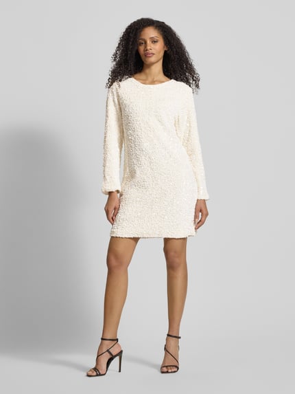Kobiece modelka nosi Knielanges Kleid mit Rundhalsausschnitt von VILLA SOPHIE, luźny krój, długość do kolan, cekinowe obszycie, okrągły dekolt, halka pod sukienkę, długość tyłu 92 cm, szerokość klatki piersiowej 51 cm, długość rękawów 61 cm, jasny kolor, strukturalna tekstura, całopostaciowe ujęcie z przodu.