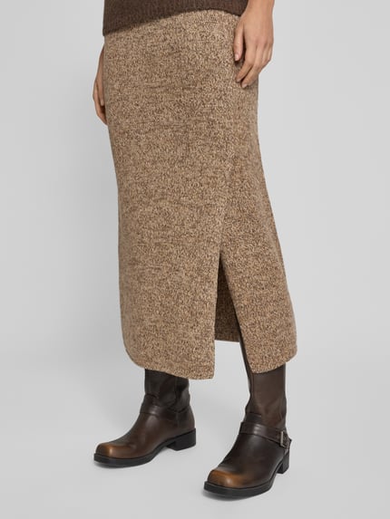 Frauenmodel trägt Strickrock aus Wolle in Two-Tone-Machart von Christian Berg Woman, beige-braune Farbe, grobe Textur, Nahaufnahme Unterkörper. Midirock mit geradem Schnitt, elastischem Bund, Bundweite 38 cm, Gesamtlänge 88 cm.