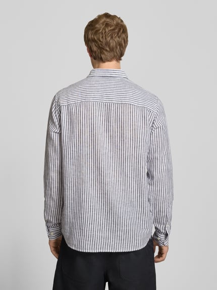 Männermodel trägt Regular Fit Freizeithemd aus Leinen-Baumwoll-Mix Modell 'CAIDEN' von Only & Sons, Allover-Muster, Ganzkörperansicht Rückansicht.