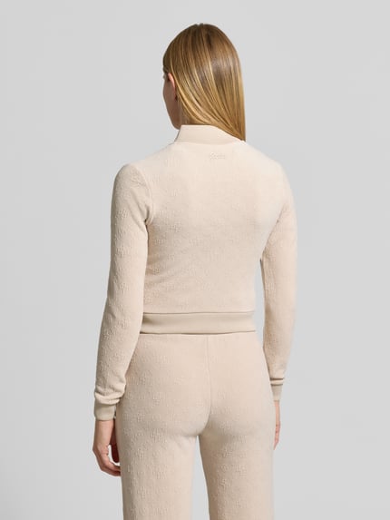 Frauenmodel trägt Slim Fit Sweatjacke mit Stehkragen Modell 'LAUDOMIA' von GUESS, beiger Ton, Logo-Muster, Material-Mix, Ganzkörperansicht Rückansicht.
