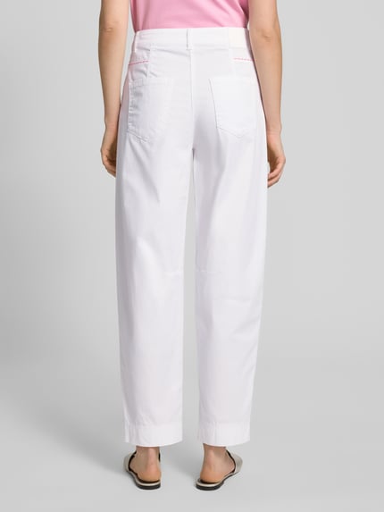 Frauenmodel trägt Straight Leg Jeans mit Eingrifftaschen von Marc Cain in Weiß, Baumwoll-Mix mit Stretch-Anteil, Gerader-Schnitt, Gesäßtaschen, Bundweite bei Größe 36: 39 cm, Innenbeinlänge 72 cm, Ganzkörperansicht Rückansicht.