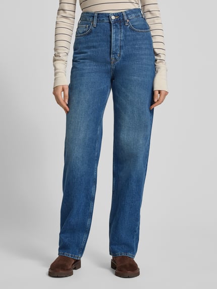 Frauenmodel trägt Jeans mit Eingrifftaschen Modell 'THE RIPPLE' von Scotch & Soda, gerade geschnitten, reine Baumwolle, Blauton, Ganzkörperansicht von vorne.