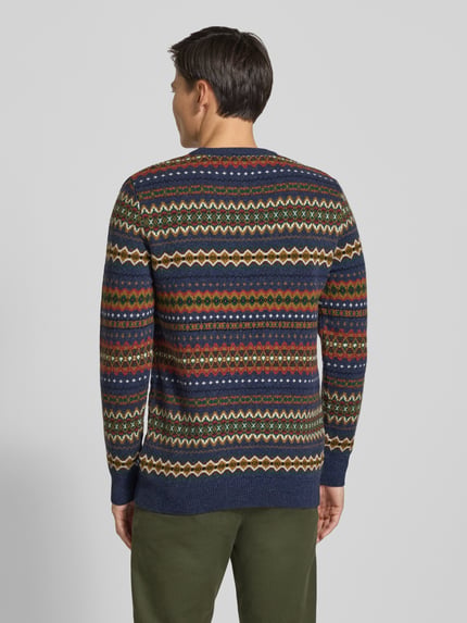 Männermodel trägt Pullover mit Jacquardstruktur von BARBOUR, mehrfarbiges Allover-Muster in Strickoptik, Rippbündchen, Ganzkörperansicht Rückansicht