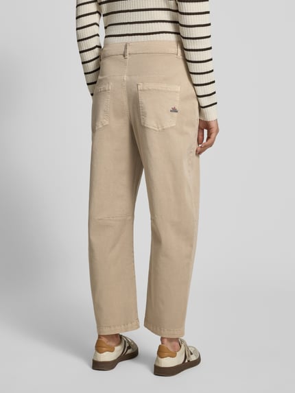 Frauenmodel trägt Barrel Fit Hose mit Eingrifftaschen von Buena Vista in Beige, Baumwoll-Mix mit Viskose-Anteil, Ganzkörperansicht Rückansicht.