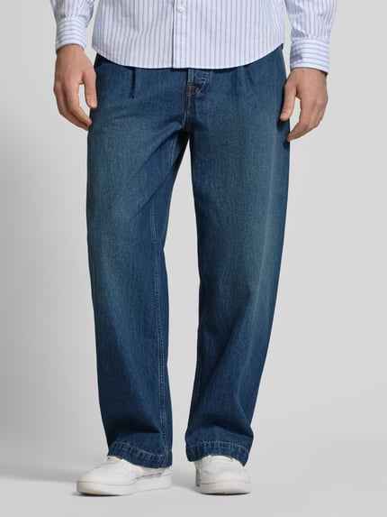 Mannelijk model draagt Barrel Fit Jeans met steekzakken Model 'BARREL BENSON' van Calvin Klein Jeans, puur katoen, Ganzkörperansicht van voren.