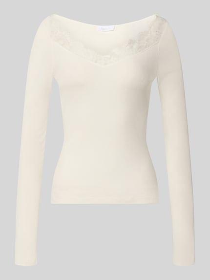 Produktfoto, Slim Fit Shirt aus reiner Baumwolle von Rich & Royal in Creme mit Spitzen-Besatz, langärmelig, strukturierte Textur, Damen Shirt.