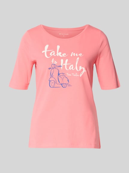 Produktfoto, Regular Fit T-Shirt aus Baumwoll-Mix mit Motiv-Print von Tom Tailor, jednokolorowy, krój regular fit, nadruk z motywem, okrągły dekolt, krótki rękaw, mieszanka bawełny