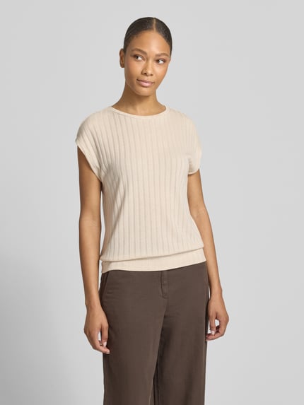 Frauenmodel trägt Damen T-Shirt aus Viskose-Mix mit Strukturmuster Modell 'Sapino' von OPUS in Beige, Regular-Fit, Rundhalsausschnitt, Ganzkörperansicht von vorne.