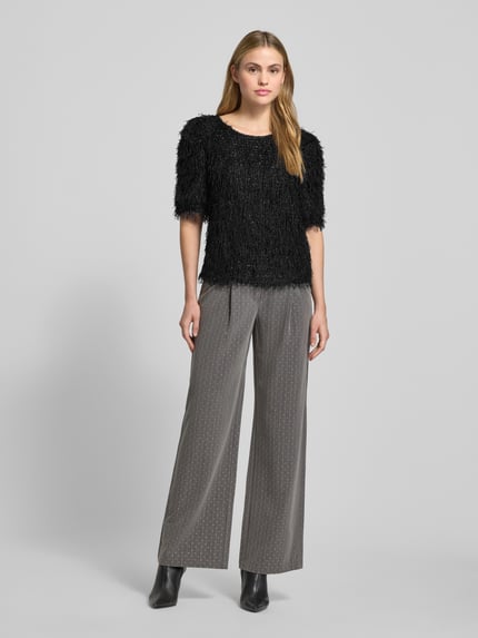 Vrouwenmodel draagt zwarte Pullover met Fransen en Rundhalsausschnitt Modell 'MARLIN' van FREE/QUENT, regular fit, halve mouw, voorkant, volledige lichaamsweergave.