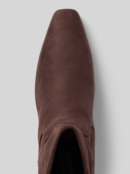 Produktfoto, detailopname van de punt, bruin suède, gladde zool, Stiefeletten met Pfennigabsatz Modell 'Davis' van Steve Madden, dames, zijritssluiting, hakhoogte maat 40: 6 cm, schachthoogte: 15 cm, schachtbreedte: 12 cm