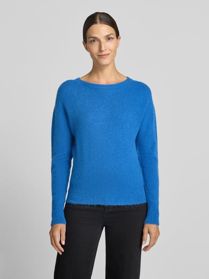 Kobiece modelka nosi Slim Fit Longsleeve mit Alpaka-Anteil od Rich & Royal, elastyczna mieszanka materiałów, dzianina, okrągły dekolt, długość tyłu w rozmiarze S: 50 cm, długość rękawów w rozmiarze S: 78 cm, widoczne intensywnie niebieskie kolory i gładka tekstura, całkowity widok z przodu.