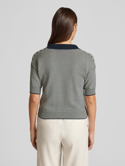Vrouwenmodel draagt Regular Fit gebreid shirt uit zuivere katoen model 'ALBERO' van Weekend Max Mara, dames pullover, geheel van achteren