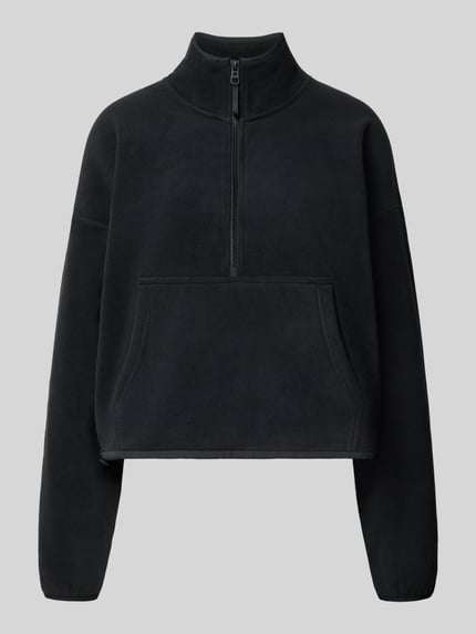 Produktfoto, schwarzer Relaxed Fit Pullover Troyer-Kragen Modell 'Polar' von Fabletics aus Fleece mit Kängurutasche und überschnittenen Schultern