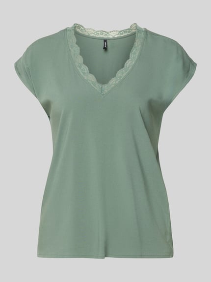 Produktfoto, Regular Fit T-Shirt mit Spitzenkragen Modell 'BELLA' von Vero Moda, jednolity kolor, krój regular fit, V-dekolt z koronką, krótki rękaw, elastyczny dżersej z mieszanki wiskozy