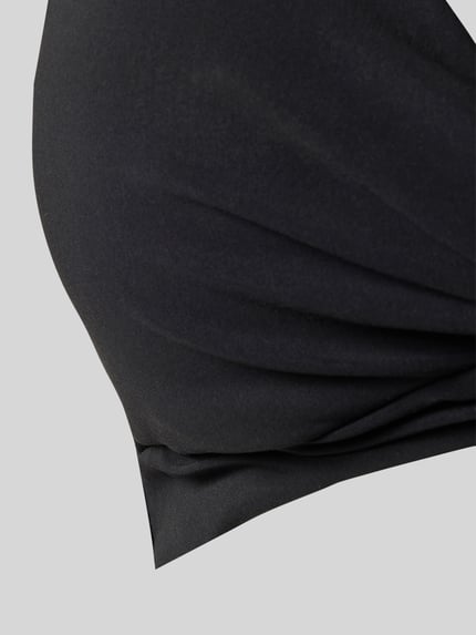 Frauenmodel trägt Bikini-Oberteil mit Label-Detail Modell 'SOLID' von Barts, schwarzer Material-Mix mit Stretch-Anteil, Detailaufnahme.