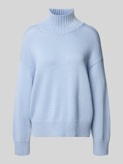 Produktfoto, hellblauer Strickpullover aus Woll-Mix mit Stehkragen von Closed, gerippte Abschlüsse, lockerer Schnitt, glatte Textur