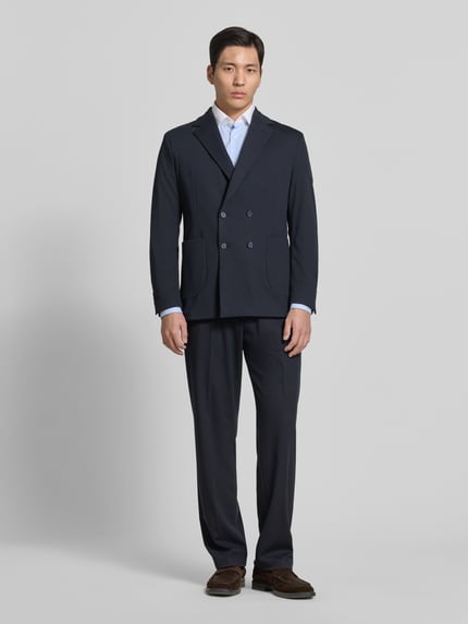 Männermodel trägt Slim Fit Sakko mit Reverskragen Modell 'BERTUE' von CINQUE, Dunkelblau, Zweireiher, AufgesetzteTaschen, Ganzkörperansicht von vorne, Rückenlänge 73 cm, Schulterbreite 43 cm, Ärmellänge 62 cm.