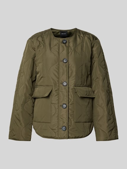Produktfoto, Regular Fit Steppjacke mit Pattentaschen Modell 'MILLIE' von Vero Moda, oliwkowy kolor, jednolita struktura, bez kołnierza, długie rękawy, zapięcie na guziki, materiał pikowany, styl damski