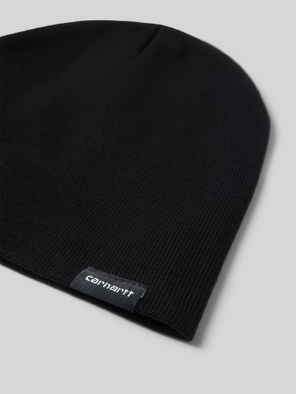 Produktfoto, schwarze Beanie mit Label-Patch Modell 'SCRIPTER' von Carhartt Work In Progress aus Baumwoll-Mix auf grauem Hintergrund