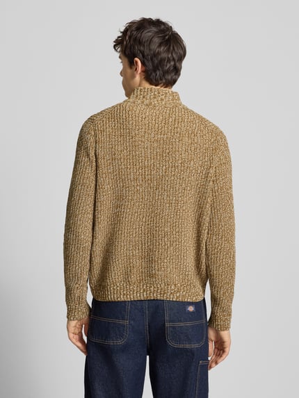 Männermodel trägt Regular Fit Troyer mit kurzem Reißverschluss Modell 'JOIN' von Only & Sons, Strick meliert, ganzkörperansicht rückansicht.
