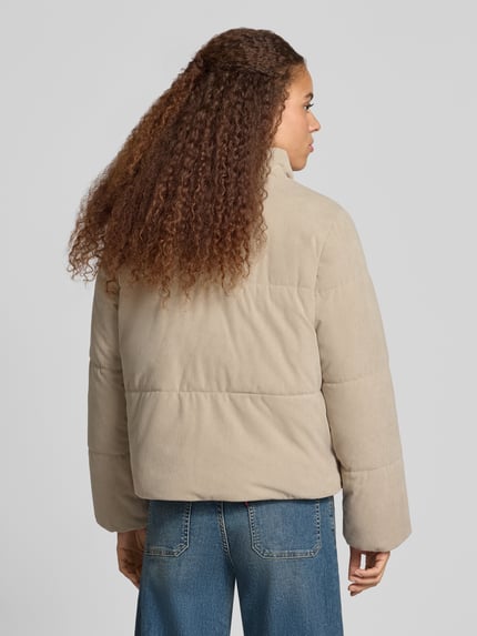 Frauenmodel trägt Relaxed Fit Steppjacke in Cord-Optik von PEGADOR, beżowa, z wyhaftowanym logo, stójka, imitacja sztruksu, szerokość w rozmiarze S: 57 cm, długość tyłu w rozmiarze S: 58 cm, szerokość ramion w rozmiarze S: 42 cm, długość rękawów w rozmiarze S: 61 cm, Ganzkörperansicht Rückansicht