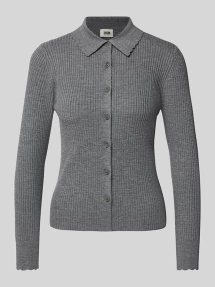 Produktfoto, grauer Cardigan aus Lanawolle mit Polokragen Modell 'ARHANYA' von DRYKORN, Ripp-Optik, Knopfleiste, Slim Fit, glatte Textur