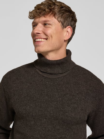 Männermodel trägt Strickpullover in Ripp-Optik mit Rollkragen von Lindbergh in Braun, Regular Fit, Nahaufnahme Oberkörper.