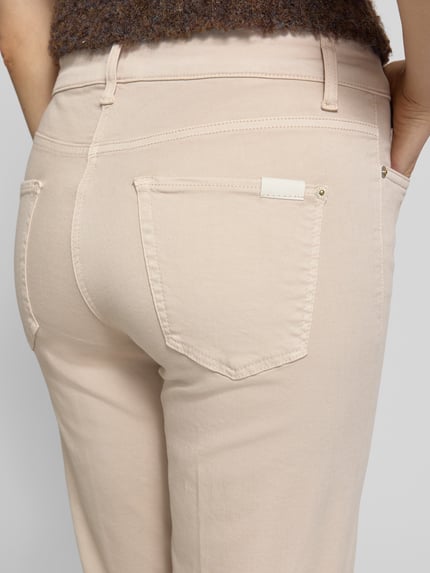 Frauenmodel trägt helle Jeans mit Fransen Modell 'FRANCESCA' von Cambio aus Baumwoll-Mix mit Stretch-Anteil, verkürzte Passform, Nahaufnahme Rückansicht.