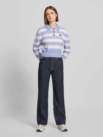 Frauenmodel trägt Cropped Strick-Poloshirt mit Alpaka-Woll-Anteil Modell 'TJW FLUFFY POLO SWEATER' von Tommy Jeans in Optik: Melange, Regular-Fit, Unifarben, Label-Stitching, Polokragen, Langarm, gerippte Abschlüsse, Materialverarbeitung: Strick, Ganzkörperansicht von vorne.
