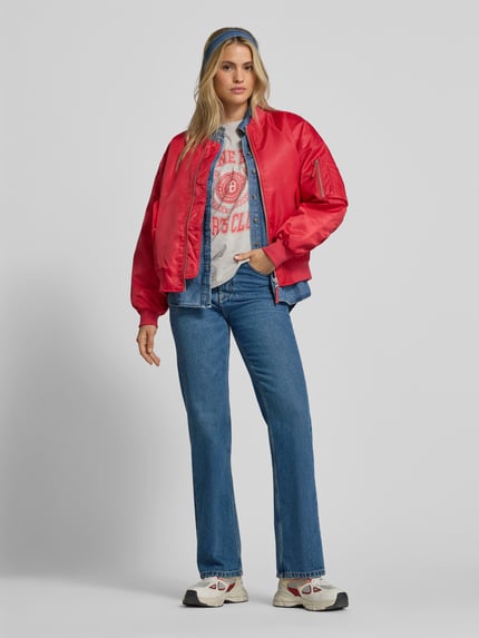 Vrouwenmodel draagt Relaxed Fit T-Shirt uit zuivere katoen van Anine Bing met ronde hals, labelprint en korte mouw, vooraanzicht hele lichaam.
