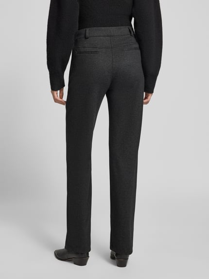 Frauenmodel trägt Regular Fit Weite Hose mit Bügelfalten von BRAX in einfarbigem Schwarz, strukturierte Webware, 7/8-Länge, Ganzkörperansicht Rückansicht.