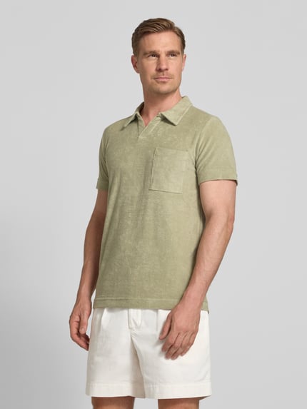 Männermodel trägt Relaxed Fit Poloshirt mit V-hals van Lindbergh in katoenmix badstof met borstzak, ruglengte maat M 76 cm, Ganzkörperansicht van voren.