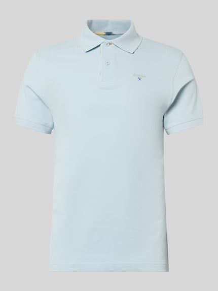 Produktfoto, Regular Fit Poloshirt aus reiner Baumwolle von Barbour in Optik: Unifarben, Label-Stitching-Applikation, Piqué-Textur, Polokragen, 2-Knopf-Verschluss, Kurzarm, Rumpfabschluss geschlitzt, Materialverarbeitung: Piqué, Material: reine Baumwolle